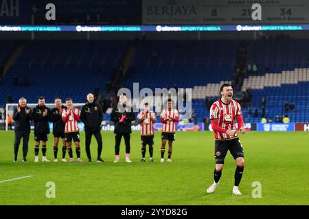 Kieffer Moore von Sheffield United feiert vor den Fans nach dem Sky Bet Championship-Spiel im Cardiff City Stadium. Bilddatum: Samstag, 21. Dezember 2024. Stockfoto