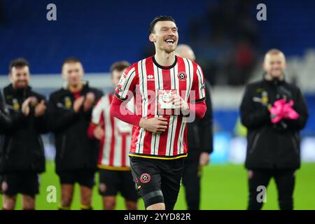 Kieffer Moore von Sheffield United feiert vor den Fans nach dem Sky Bet Championship-Spiel im Cardiff City Stadium. Bilddatum: Samstag, 21. Dezember 2024. Stockfoto