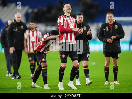 Kieffer Moore von Sheffield United feiert vor den Fans nach dem Sky Bet Championship-Spiel im Cardiff City Stadium. Bilddatum: Samstag, 21. Dezember 2024. Stockfoto