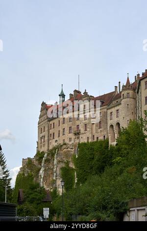 Majestätisches Schloss Sigmaringen auf einer zerklüfteten Klippe über der beschaulichen Donau: Die historische Residenz Hohenzollern zeigt mittelalterliche Architektur und königliche Architektur Stockfoto