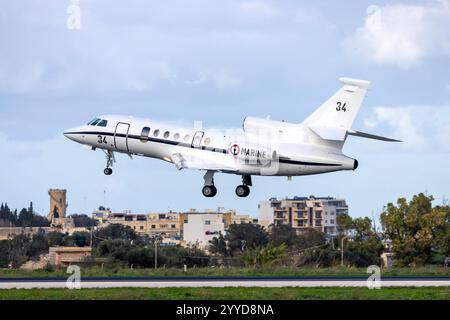 Französische Marine Dassault Falcon 50 Surmar (REG: 34) auf der kurzen Finalbahn 31. Stockfoto