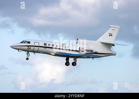 Französische Marine Dassault Falcon 50 Surmar (REG: 34) auf der kurzen Finalbahn 31. Stockfoto