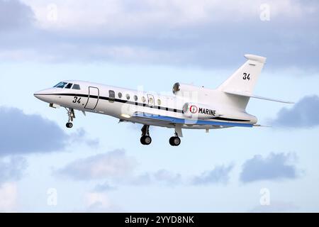 Französische Marine Dassault Falcon 50 Surmar (REG: 34) auf der kurzen Finalbahn 31. Stockfoto