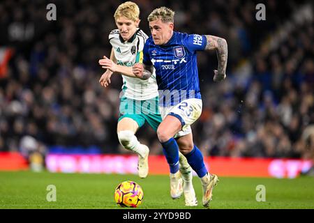 Ipswich, Großbritannien. Dezember 2024. IPSWICH, ENGLAND – 21. DEZEMBER: Sam Szmodics aus Ipswich (R) wird am 21. Dezember 2024 im Portman Road Stadium in Ipswich, ENGLAND, während des Spiels der Premier League 2024/25 in der 17. Spielwoche zwischen Ipswich Town FC und Newcastle United FC von Anthony Gordon aus Newcastle United (L) verfolgt. (Richard Callis/SPP) Credit: SPP Sport Press Photo. /Alamy Live News Stockfoto