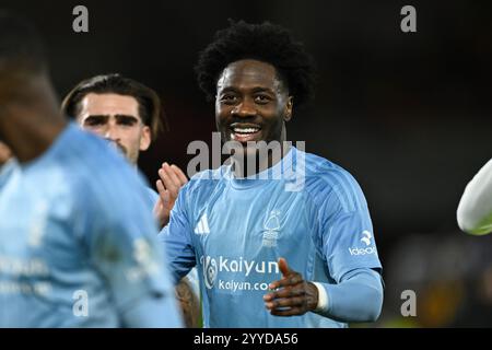 Ola Aina aus Nottingham Forest feiert den Sieg beim Premier League-Spiel zwischen Brentford und Nottingham Forest im Gtech Community Stadium in Brentford am Samstag, den 21. Dezember 2024. (Foto: Jon Hobley | MI News) Credit: MI News & Sport /Alamy Live News Stockfoto