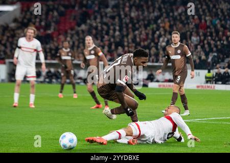 Stuttgart, Deutschland. Dezember 2024. v. li. im Zweikampf Oladapo Afolayan (FC St. Pauli, #17)o, Enzo Millot (VfB Stuttgart, #08) GER, VfB Stuttgart vs. FC St. Pauli, Fussball, Herren, 1. Bundesliga, 15. Spieltag, Spielzeit 2024/2025, 21.12.2024, DFL/DFB-VORSCHRIFTEN VERBIETEN JEDE VERWENDUNG VON FOTOGRAFIEN ALS BILDSEQUENZEN UND/ODER QUASI-VIDEO, Foto: Eibner-Pressefoto/Wolfgang Frank Credit: dpa/Alamy Live News Stockfoto