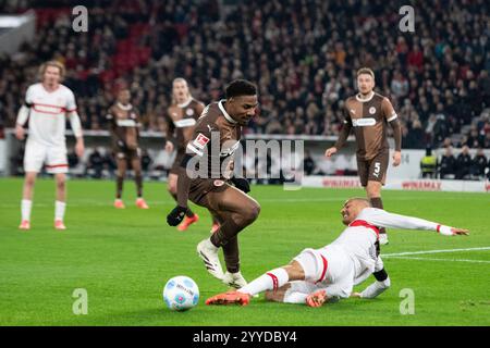 Stuttgart, Deutschland. Dezember 2024. v. li. im Zweikampf Oladapo Afolayan (FC St. Pauli, #17)o, Enzo Millot (VfB Stuttgart, #08) GER, VfB Stuttgart vs. FC St. Pauli, Fussball, Herren, 1. Bundesliga, 15. Spieltag, Spielzeit 2024/2025, 21.12.2024, DFL/DFB-VORSCHRIFTEN VERBIETEN JEDE VERWENDUNG VON FOTOGRAFIEN ALS BILDSEQUENZEN UND/ODER QUASI-VIDEO, Foto: Eibner-Pressefoto/Wolfgang Frank Credit: dpa/Alamy Live News Stockfoto