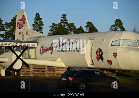 Skånes-Fagerhult, Skåne, Schweden. Dezember 2024. Das Süßigkeitenflugzeug. Stockfoto