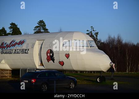 Skånes-Fagerhult, Skåne, Schweden. Dezember 2024. Das Süßigkeitenflugzeug. Stockfoto