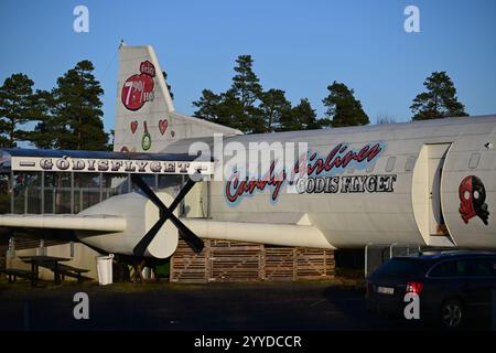 Skånes-Fagerhult, Skåne, Schweden. Dezember 2024. Das Süßigkeitenflugzeug. Stockfoto