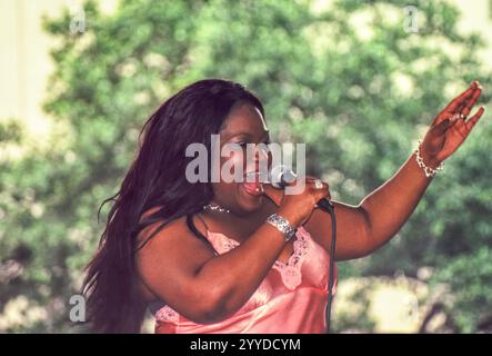 New Orleans, LA, USA - 2005: Nahaufnahme von Shemekia Copeland am Mittwoch auf dem Platz am Lafayette Square, Downtown Stockfoto