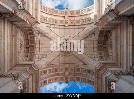 Die Decke des Rua Augusta Arch, ein denkmalgeschütztes, bogenähnliches historisches Gebäude an der Praca do Comércio in Baixa, Lissabon, Portugal. Stockfoto