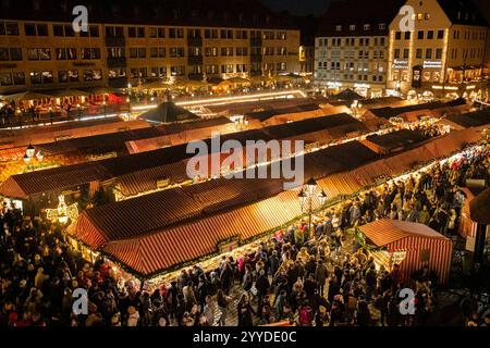 21.12.2024, Christkindlesmarkt, Nürnberg: Trotz der Amokfahrt am Vorabend in Magdeburg, kamen am Abend erneut zahlreiche Menschen auf den weltberühmten Nürnberger Christkindlesmarkt. An den Eingängen waren mehr sichtbare Polizeifahrzeuge postiert. Christkindlesmarkt 20241221-13 *** 21 12 2024, Christkindlesmarkt, Nürnberg Trotz des abendlichen Amoklaufs in Magdeburg kam wieder eine große Zahl von Menschen zum Nürnberger weltberühmten Christkindlesmarkt am Abend wurden sichtbarere Polizeifahrzeuge an den Eingängen Christkindlesmarkt 20241221 13 gepostet Stockfoto