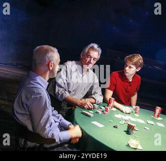 l-r: Malcolm Sinclair (Stephen), Roger Lloyd Pack (Ash), Samuel Barnett (Carl) in DEALER's CHOICE von Patrick Marber in der Menier Chocolate Factory, London SE1 03/10/2007 Design: Tom Piper Beleuchtung: Neil Austin Regie: Samuel West Stockfoto