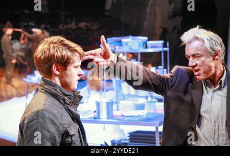 l-r: Samuel Barnett (Carl), Roger Lloyd Pack (Ash) in DEALER's CHOICE von Patrick Marber in der Menier Chocolate Factory, London SE1 03/10/2007 Design: Tom Piper Beleuchtung: Neil Austin Regie: Samuel West Stockfoto