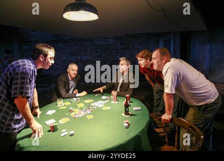 Im Uhrzeigersinn von vorne links: Jay Simpson (Frankie), Malcolm Sinclair (Stephen), Roger Lloyd Pack (Ash), Samuel Barnett (Carl), Ross Boatman (Sweeney) in DEALER's Chocolate Factory von Patrick Marber in der Menier Chocolate Factory, London SE1 03/10/2007 Design: Tom Piper Beleuchtung: Neil Austin Regisseur: Samuel West Stockfoto