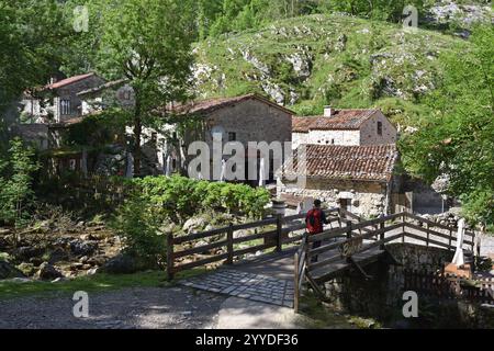 Zentrum von Bulnes, ein kleines Dorf im Picos de Europa, Spanien Stockfoto