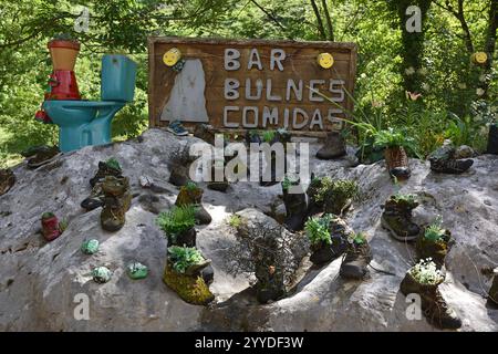 Alte Stiefel und skurrile Dekorationen in Bulnes, ein kleiner Anblick im Picos de Europa, Spanien Stockfoto