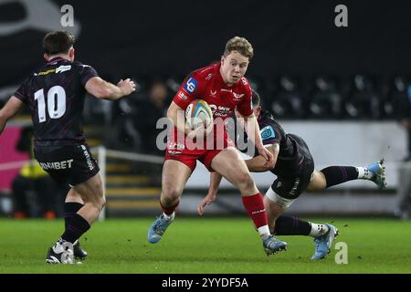 Swansea, Großbritannien. Dezember 2024. Sam Costelow von Scarlets während des Spiels Ospreys gegen Scarlets United Rugby Championship. Gruffydd Thomas/Alamy Stockfoto