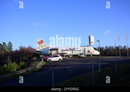 Skånes-Fagerhult, Skåne, Schweden. Dezember 2024. Das Süßigkeitenflugzeug. Stockfoto