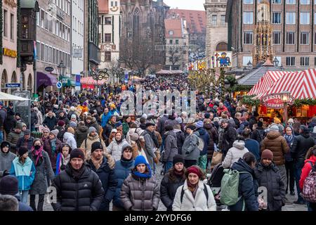 21.12.2024, Christkindlesmarkt, Nürnberg: Trotz der Amokfahrt am Vorabend in Magdeburg, kamen am Abend erneut zahlreiche Menschen auf den weltberühmten Nürnberger Christkindlesmarkt. An den Eingängen waren mehr sichtbare Polizeifahrzeuge postiert. Christkindlesmarkt 20241221-24 *** 21 12 2024, Christkindlesmarkt, Nürnberg Trotz des abendlichen Amoklaufs in Magdeburg kam wieder eine große Zahl von Menschen zum Nürnberger weltberühmten Christkindlesmarkt am Abend wurden sichtbarere Polizeifahrzeuge an den Eingängen Christkindlesmarkt 20241221 24 gepostet Stockfoto