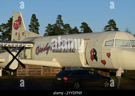 Skånes-Fagerhult, Skåne, Schweden. Dezember 2024. Das Süßigkeitenflugzeug. Stockfoto