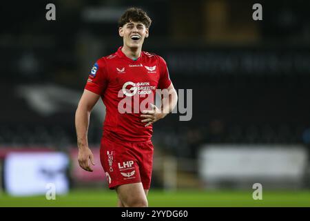 Swansea, Großbritannien. Dezember 2024. Eddie James von Scarlets während des Spiels Ospreys gegen Scarlets United Rugby Championship. Gruffydd Thomas/Alamy Stockfoto