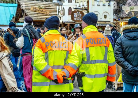 Polizeistreife auf dem Mittelaltermarkt, verstärkte Präsenz nach Magdeburger Anschlag, Weihnachtsmarkt in München, 21. Dezember 2024 Deutschland, München, 21. Dezember. Dezember 2024, Polizeistreife auf dem Mittelaltermarkt, verstärkte Sicherheit nach dem Anschlag in Magdeburg, der mittelalterliche Weihnachtsmarkt auf dem Wittelsbacherplatz geht noch bis zum 23.12., Polizeipräsenz, Samstagnachmittag, Weihnachtszeit, Adventszeit, Winter, Bayern, bayerisch, *** Polizeipatrouille auf dem mittelalterlichen Markt, verstärkte Präsenz nach Magdeburger Angriff, Weihnachtsmarkt in München, 21. Dezember 2024 Deutschland, München, de Stockfoto