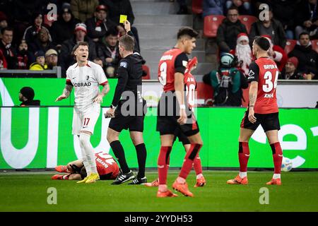 Leverkusen, Deutschland. Dezember 2024. Schiedsrichter Tobias Stieler (Hamburg) zeigt Lukas K?bler (SC Freiburg, 17) nach einem Foul an Florian Wirtz (Bayer 04 Leverkusen, 10) die gelbe Karte; Bayer 04 Leverkusen - SC Freiburg an Spieltag 15 der 1. Fu?Ball-Bundesliga am 21.12.2024 in der BayArena in Leverkusen. DIE DFL-VORSCHRIFTEN VERBIETEN JEDE VERWENDUNG VON FOTOS ALS BILDSEQUENZEN UND/ODER QUASI-VIDEO. Quelle: dpa/Alamy Live News Stockfoto