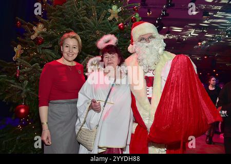 30 Jahre Weihnachten mit Frank Zander Franziska Giffey, SPD, mit Weihnachtsmann und einem Engel zum 30 zehn Jubilaeum von Frank Zander, Marcus Zander Weihnachten mit Frank & Familie Estrel Covention Center Berlin, am 21.12.2024 *** 30 Jahre Weihnachten mit Frank Zander Franziska Giffey, SPD, mit Santa Claus und einem Engel zum 30. Jubiläum von Frank Zander, Marcus Zander Weihnachten mit Frank Family Estrel Covention Center Berlin, am 21 12 2024 Photopress Stockfoto