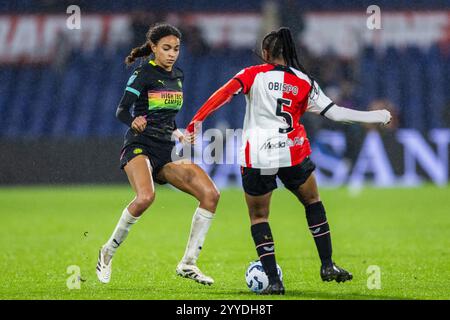 ROTTERDAM, 21-12-2024, Stadion de Kuip, Saison 2024/2025, niederländischer Azerion Eredivisie Vrouwen Football. Spiel zwischen Feyenoord - PSV (Damen). PSV-Spielerin Nina Nijstad und Feyenoord-Spielerin Celainy Obispo (Endpunktzahl 1:4). Beschreibung: Pro Shots/Alamy Live News Stockfoto