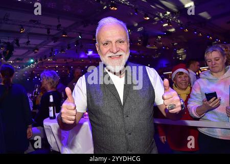 30 Jahre Weihnachten mit Frank Zander Nino de Angelo zum 30 zehn Jubilaeum von Frank Zander, Marcus Zander Weihnachten mit Frank & Familie Estrel Covention Center Berlin, am 21.12.2024 *** 30 Jahre Weihnachten mit Frank Zander Nino de Angelo zum 30. Jubiläum von Frank Zander, Marcus Zander Weihnachten mit Frank Family Estrel Covention Center Berlin, am 21 12 2024 Photopress Müller Stockfoto