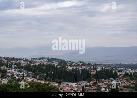 Rosh Pina, Israel. Dezember 2024. Ein Blick nach Norden von der israelischen Stadt Rosch Pina im Obergaliläa zeigt den syrischen Hermon, den höchsten Gipfel am Horizont, und veranschaulicht seine strategische militärische Bedeutung, da er weite Teile Israels beherrscht. Die IDF hat die syrische Seite des Mount Hermon übernommen, um die entmilitarisierte Pufferzone entlang der israelisch-syrischen Grenze nach dem Sturz von Asads Regime zu erweitern. Premierminister Netanjahu erklärte kürzlich, dass Israel zumindest bis Ende 2025 oder bis andere Vereinbarungen zur Gewährleistung der ISR auf der syrischen Seite des Berges verbleiben werde Stockfoto