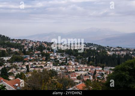 Rosh Pina, Israel. Dezember 2024. Ein Blick nach Norden von der israelischen Stadt Rosch Pina im Obergaliläa zeigt den syrischen Hermon, den höchsten Gipfel am Horizont, und veranschaulicht seine strategische militärische Bedeutung, da er weite Teile Israels beherrscht. Die IDF hat die syrische Seite des Mount Hermon übernommen, um die entmilitarisierte Pufferzone entlang der israelisch-syrischen Grenze nach dem Sturz von Asads Regime zu erweitern. Premierminister Netanjahu erklärte kürzlich, dass Israel zumindest bis Ende 2025 oder bis andere Vereinbarungen zur Gewährleistung der ISR auf der syrischen Seite des Berges verbleiben werde Stockfoto