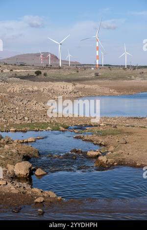 Merom Golan, Israel. Dezember 2024. Nachdem die Feindseligkeiten seit dem Waffenstillstandsabkommen zwischen Israel und dem Libanon am 27. November 2024 nachlassen, gehen die Israelis nach einer einjährigen Pause erneut nach draußen auf die Golanhöhen. Das Bental Reservoir wird von einer Grundwasserleitung gespeist, die von den Bauern in der Region in der Nähe des Kibbutz Merom Golan genutzt wird. Das Wasser stammt aus dem Shamir Drilling Project im Hula Valley, das eine unterirdische hydrothermale Quelle freilegte. Quelle: Nir Alon/Alamy Live News Stockfoto