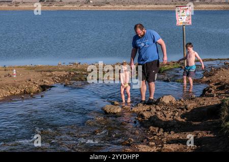 Merom Golan, Israel. Dezember 2024. Nachdem die Feindseligkeiten seit dem Waffenstillstandsabkommen zwischen Israel und dem Libanon am 27. November 2024 nachlassen, gehen die Israelis nach einer einjährigen Pause erneut nach draußen auf die Golanhöhen. Das Bental Reservoir wird von einer Grundwasserleitung gespeist, die von den Bauern in der Region in der Nähe des Kibbutz Merom Golan genutzt wird. Das Wasser stammt aus dem Shamir Drilling Project im Hula Valley, das eine unterirdische hydrothermale Quelle freilegte. Quelle: Nir Alon/Alamy Live News Stockfoto