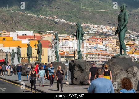 Plaza de la Patrona de Canarias mit Guanches-Statuen, Teneriffa, Spanien Stockfoto