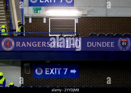 Ibrox Stadium, Glasgow, Großbritannien. Dezember 2024. Scottish Premiership Football, Rangers versus Dundee; Vollzeit-Scoreboard Guthaben: Action Plus Sports/Alamy Live News Stockfoto