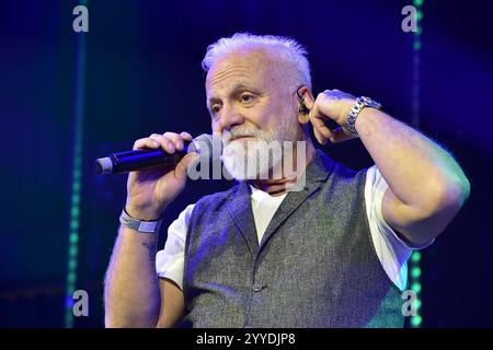 30 Jahre Weihnachten mit Frank Zander Nino de Angelo zum 30 zehn Jubilaeum von Frank Zander, Marcus Zander Weihnachten mit Frank & Familie Estrel Covention Center Berlin, am 21.12.2024 *** 30 Jahre Weihnachten mit Frank Zander Nino de Angelo zum 30. Jubiläum von Frank Zander, Marcus Zander Weihnachten mit Frank Family Estrel Covention Center Berlin, am 21 12 2024 Photopress Müller Stockfoto