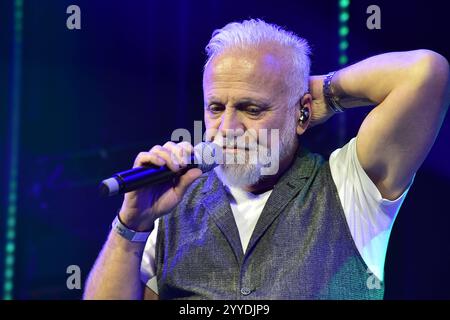 30 Jahre Weihnachten mit Frank Zander Nino de Angelo zum 30 zehn Jubilaeum von Frank Zander, Marcus Zander Weihnachten mit Frank & Familie Estrel Covention Center Berlin, am 21.12.2024 *** 30 Jahre Weihnachten mit Frank Zander Nino de Angelo zum 30. Jubiläum von Frank Zander, Marcus Zander Weihnachten mit Frank Family Estrel Covention Center Berlin, am 21 12 2024 Photopress Müller Stockfoto