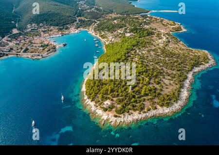 Luftaufnahme von Fiskardo Bay, Kefalonia Island, Ionisches Meer, Griechenland. Stockfoto