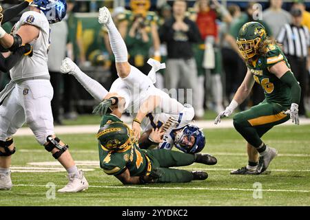 Der Quarterback Chase Mason (7) der South Dakota State Jackrabbits ist in der ersten Hälfte des NCAA FCS Halbfinalspiels zwischen den South Dakota State Jackrabbits und dem North Dakota State Bison im Fargodome in Fargo, ND am Samstag, den 21. Dezember 2024, umgedreht. Russell Hons/CSM Stockfoto