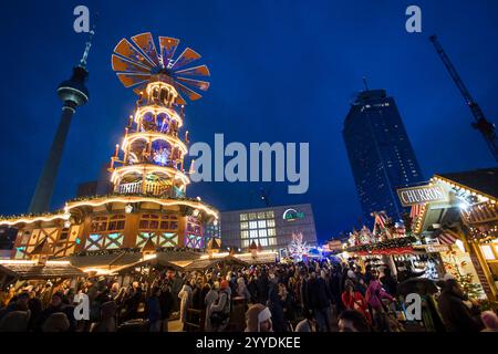 Weihnachtsmarkt auf dem Alexanderplatz, Berlin, 21.12.2024 Weihnachtsbuden und Weihnachtspyramide vor dem Berliner Fernsehturm, dem Galeria Kaufhof und dem Park Inn Hotel beim Weihnachtsmarkt auf dem Alexanderplatz, Berlin, 21.12.2024 Berlin Alexanderplatz *** Weihnachtsmarkt auf dem Alexanderplatz, Berlin, 21 12 2024 Weihnachtsstände und Weihnachtspyramide vor dem Berliner Fernsehturm, Galeria Kaufhof und dem Park Inn Hotel am Weihnachtsmarkt am Alexanderplatz, Berlin, Berlin, 21 12 2024 Berlin Alexanderplatz Copyright: Krixanderplatz Stockfoto