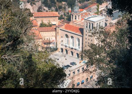 Hoch geschossen mit Blick auf den Santa Maria Platz und die Abtei von Santa Maria de Montserrat, Montserrat. Katalonien, Spanien. Stockfoto