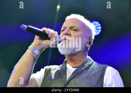 30 Jahre Weihnachten mit Frank Zander Nino de Angelo, Sänger, Saenger zum 30 zehn Jubilaeum von Frank Zander, Marcus Zander Weihnachten mit Frank & Familie Estrel Covention Center Berlin, am 21.12.2024 *** 30 Jahre Weihnachten mit Frank Zander Nino de Angelo, Sänger, Sänger zum 30. Jubiläum von Frank Zander, Marcus Zander Weihnachten mit Frank Family Estrel Covention Center Berlin, am 21 12 2024 Photopress Mueller Stockfoto