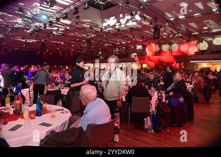 30 Jahre Weihnachten mit Frank Zander voller Saal mit beduerftigen Menschen zum 30 zehn Jubilaeum von Frank Zander, Marcus Zander Weihnachten mit Frank & Familie Estrel Covention Center Berlin, am 21.12.2024 *** 30 Jahre Weihnachten mit Frank Zander voller Saal mit bedürftigen Menschen zum 30. Jubiläum von Frank Zander, Marcus Zander Weihnachten mit Frank Family Estrel Covention Center Berlin, am 21 12 2024 Photopress Müller Stockfoto