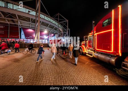 Alkmaar, Niederlande. Dezember 2024. ALKMAAR, NIEDERLANDE - 21. DEZEMBER: Allgemeine Ansicht außerhalb des Stadions, wo während des niederländischen Eredivisie-Spiels zwischen AZ und FC Twente am 21. Dezember 2024 im AFAS-Stadion in Alkmaar, Niederlande, ein großer Truck steht. (Foto von Ed van de Pol/Orange Pictures) Credit: Orange Pics BV/Alamy Live News Stockfoto