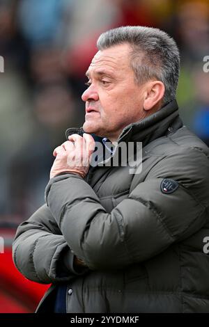 Unterhaching, Deutschland. Dezember 2024. Präsident Manfred Schwabl (Unterhaching) Einzelbild, Aktion, 21.12.2024, Unterhaching (Deutschland), Fussball, 3. LIGA, SPVGG UNTERHACHING - SG DYNAMO DRESDEN, DFB/DFL VORSCHRIFTEN VERBIETEN DIE VERWENDUNG VON FOTOGRAFIEN ALS BILDSEQUENZEN UND/ODER QUASI-VIDEO. Quelle: dpa/Alamy Live News Stockfoto