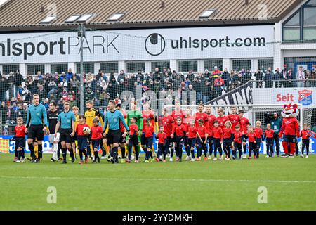 Unterhaching, Deutschland. Dezember 2024. Einlauf der Mannschaften, 21.12.2024, Unterhaching (Deutschland), Fussball, 3. LIGA, SPVGG UNTERHACHING - SG DYNAMO DRESDEN, DFB/DFL VORSCHRIFTEN VERBIETEN DIE VERWENDUNG VON FOTOGRAFIEN ALS BILDSEQUENZEN UND/ODER QUASI-VIDEO. Quelle: dpa/Alamy Live News Stockfoto