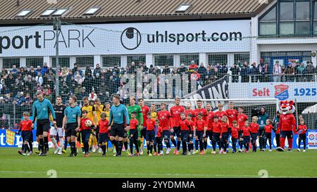 Unterhaching, Deutschland. Dezember 2024. Einlauf der Mannschaften, 21.12.2024, Unterhaching (Deutschland), Fussball, 3. LIGA, SPVGG UNTERHACHING - SG DYNAMO DRESDEN, DFB/DFL VORSCHRIFTEN VERBIETEN DIE VERWENDUNG VON FOTOGRAFIEN ALS BILDSEQUENZEN UND/ODER QUASI-VIDEO. Quelle: dpa/Alamy Live News Stockfoto